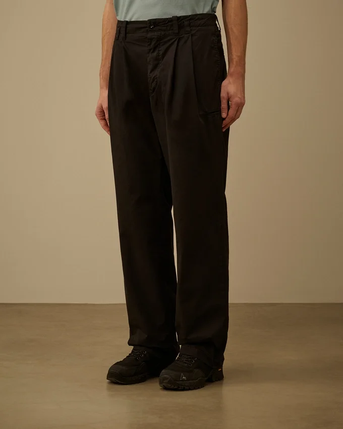 Pantalones holgados con pinzas de gabardina de algodón