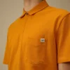 Polo de manga corta con bolsillo en el pecho de piqué elástico