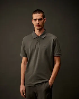 Polo de manga corta de piqué elástico de la Metropolis Series