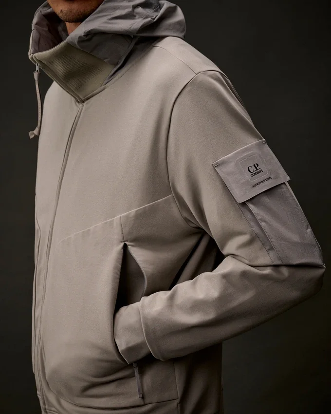 Sudadera con capucha de forro polar elástico de la Metropolis Series